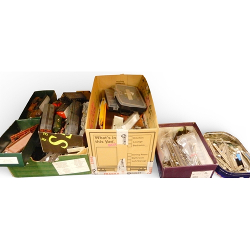 562 - A lot comprising railway models, accessories and track