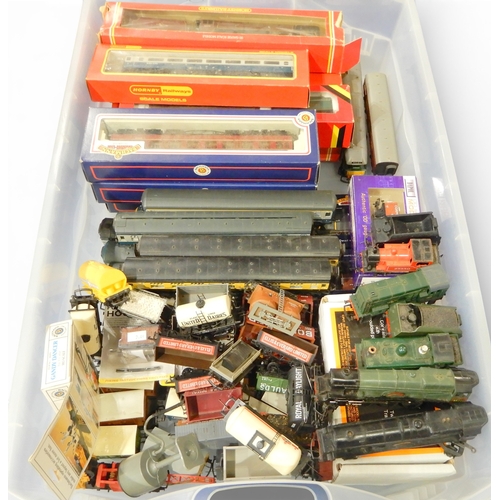565 - A lot comprising various scale model railway locomotives and rolling stock to include Hornby and Bac... 
