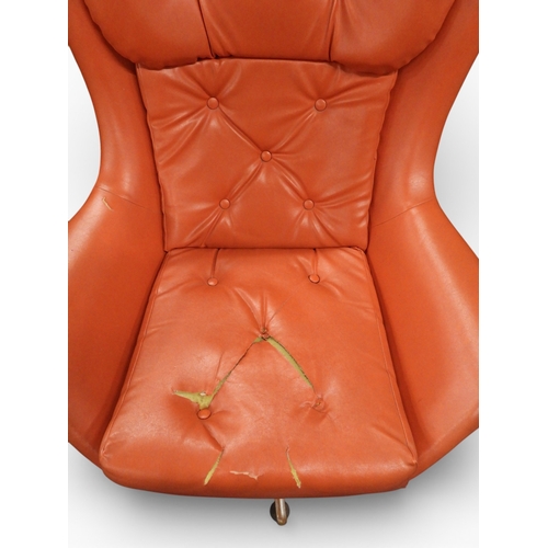 43 - A pair of mid 20th century orange vinyl upholstered egg type swivel armchairs in the manner of Parke... 