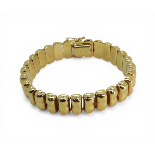 2701 - AN ITALIAN MADE BRACELETmade in 18ct gold and matching lot number 2700. length 18.2cm, width 1.2cm, ... 