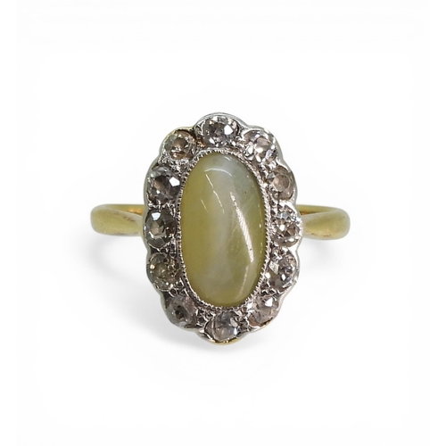 2711 - A CHRYSOBERYL & DIAMOND RINGmade in 18ct gold, set with an oval cat's eye chrysoberyl, of approx... 