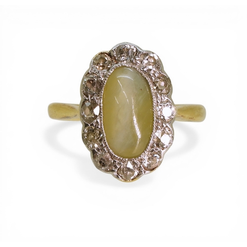 2711 - A CHRYSOBERYL & DIAMOND RINGmade in 18ct gold, set with an oval cat's eye chrysoberyl, of approx... 