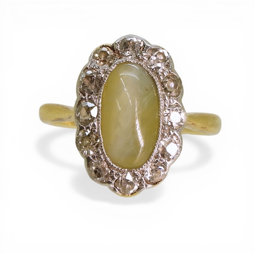 2711 - A CHRYSOBERYL & DIAMOND RINGmade in 18ct gold, set with an oval cat's eye chrysoberyl, of approx... 