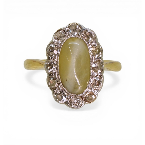 2711 - A CHRYSOBERYL & DIAMOND RINGmade in 18ct gold, set with an oval cat's eye chrysoberyl, of approx... 