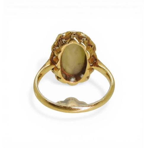 2711 - A CHRYSOBERYL & DIAMOND RINGmade in 18ct gold, set with an oval cat's eye chrysoberyl, of approx... 