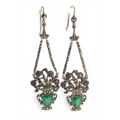 2713 - A PAIR OF 18TH CENTURY EARRINGSmade in yellow and white metal, the pendant vase of flowers design is... 