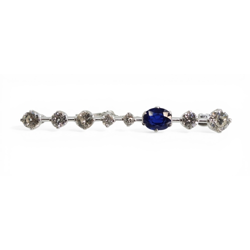 2732 - A SAPPHIRE & DIAMOND BROOCHMounted throughout in bright white metal. Featuring a blue sapphire o... 