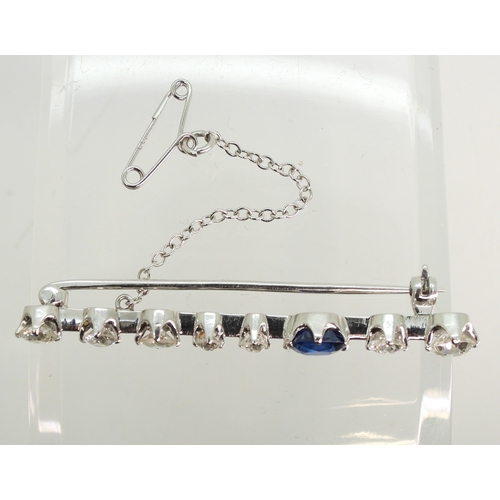 2732 - A SAPPHIRE & DIAMOND BROOCHMounted throughout in bright white metal. Featuring a blue sapphire o... 