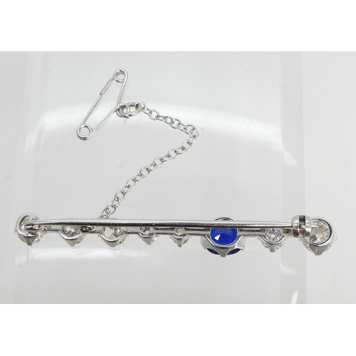 2732 - A SAPPHIRE & DIAMOND BROOCHMounted throughout in bright white metal. Featuring a blue sapphire o... 