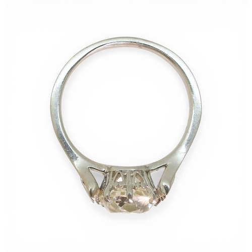 2734 - A SUBSTANTIAL CUSHION CUT DIAMOND RINGre-set in a modern white metal mount, with pave set diamond sh... 