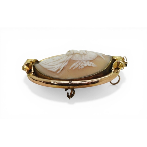 2738 - A LARGE CAMEOdepicting a maiden in profile, in a yellow metal mount. dimensions of the brooch, 6cm x... 