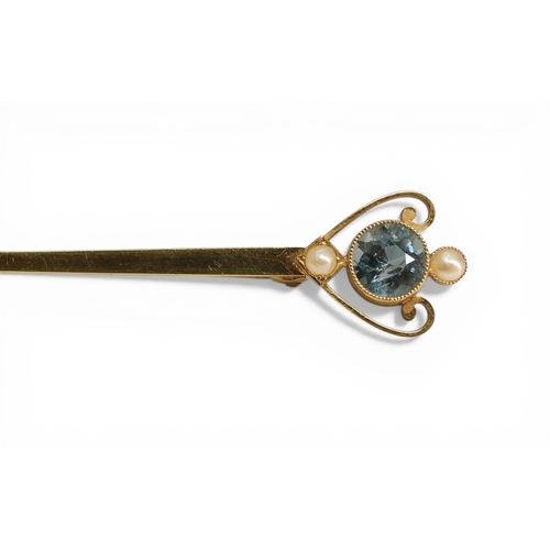 2747 - AN AQUAMARINE & PEARL BROOCHmounted in bright yellow metal, the aquamarine is milgrain set with ... 