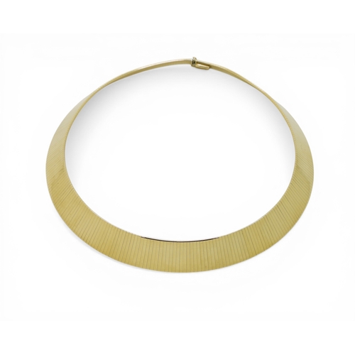 2748 - AN ITALIAN MADE CHIAMPESAN COLLARmade in 9ct gold, the fluid form made from vertical links, with hig... 