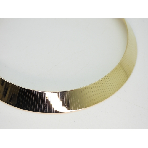 2748 - AN ITALIAN MADE CHIAMPESAN COLLARmade in 9ct gold, the fluid form made from vertical links, with hig... 