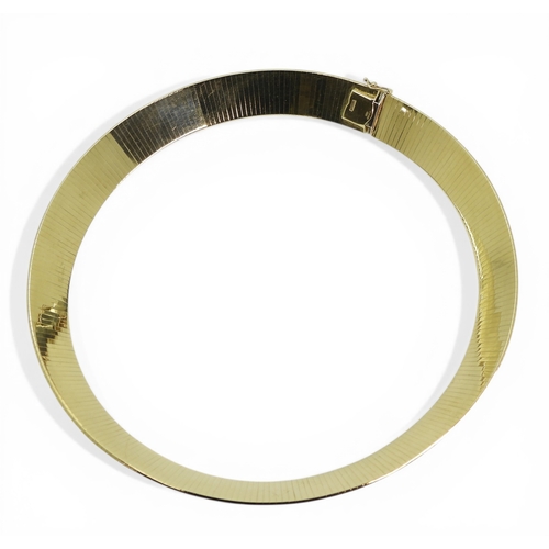 2748 - AN ITALIAN MADE CHIAMPESAN COLLARmade in 9ct gold, the fluid form made from vertical links, with hig... 