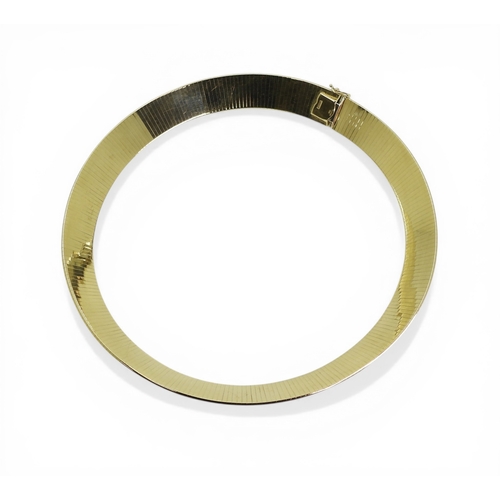 2748 - AN ITALIAN MADE CHIAMPESAN COLLARmade in 9ct gold, the fluid form made from vertical links, with hig... 
