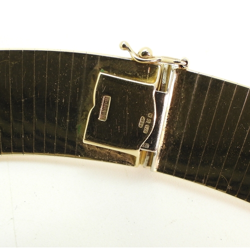 2748 - AN ITALIAN MADE CHIAMPESAN COLLARmade in 9ct gold, the fluid form made from vertical links, with hig... 