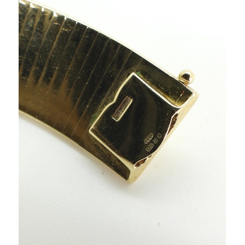 2748 - AN ITALIAN MADE CHIAMPESAN COLLARmade in 9ct gold, the fluid form made from vertical links, with hig... 