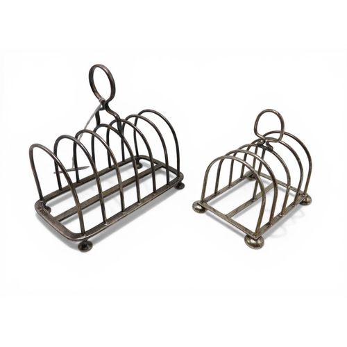 935 - A silver toast rack, by Walker & Hall, Sheffield, and another example, Birmingham 1926, 228gms (... 