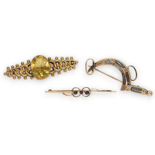 760 - A Scottish agate brooch mounted in yellow metal in the shape of a sickle, in original box from Harve... 