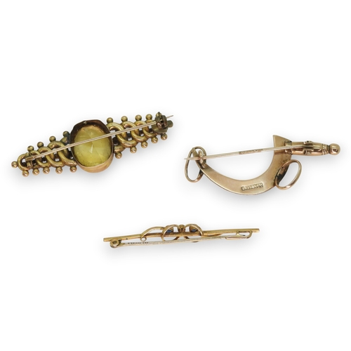 760 - A Scottish agate brooch mounted in yellow metal in the shape of a sickle, in original box from Harve... 