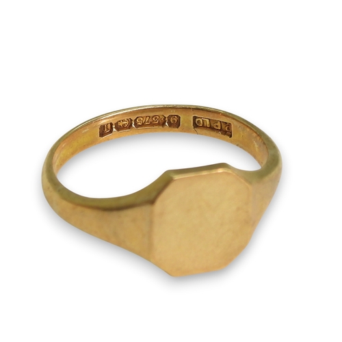 777 - A Georgian style ring, set with a large multi facet cut oval garnet of approx 15mm x 13mm, surrounde... 