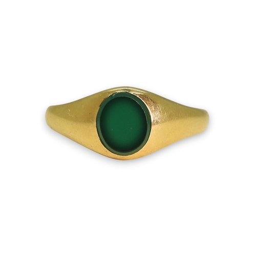 778 - An 18ct gold green agate signet ring, with Chester hallmarks for 1911, size P (approx), weight 4gms