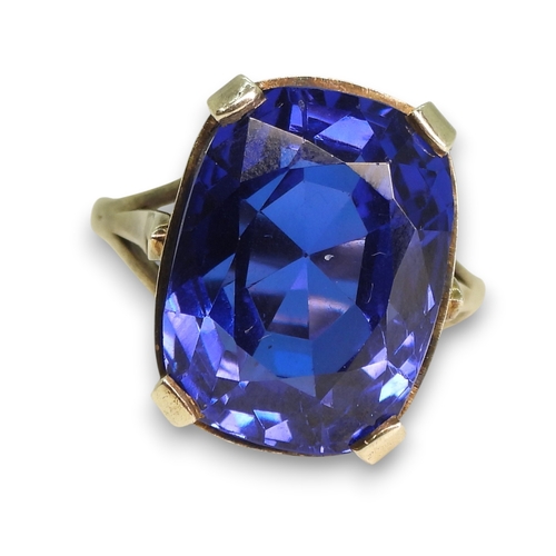 791 - A statement blue glass gem ring in an unhallmarked handmade white metal mount, size L1/2, weight 7.6... 