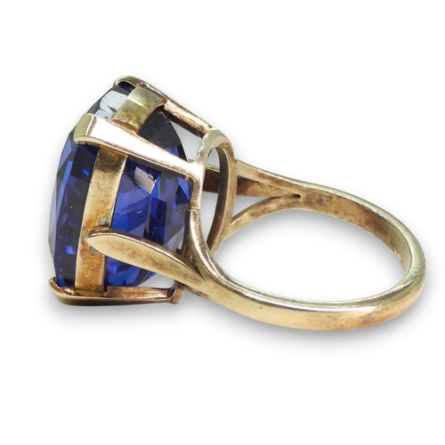 791 - A statement blue glass gem ring in an unhallmarked handmade white metal mount, size L1/2, weight 7.6... 