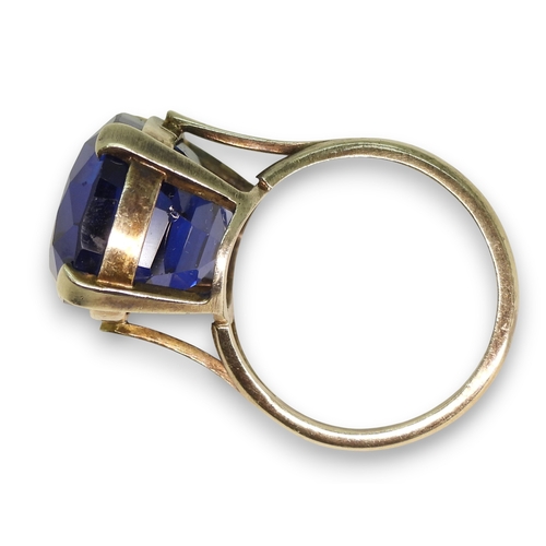 791 - A statement blue glass gem ring in an unhallmarked handmade white metal mount, size L1/2, weight 7.6... 