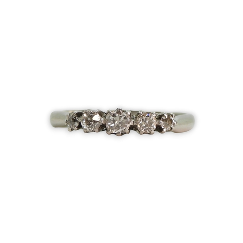 804 - A platinum five stone diamond ring, set with five old cut diamonds with an estimated approx combined... 