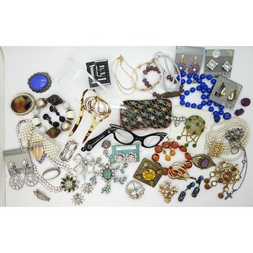 860 - A collection of vintage costume jewellery to include a pair of metallic blue acrylic and diamante 'C... 