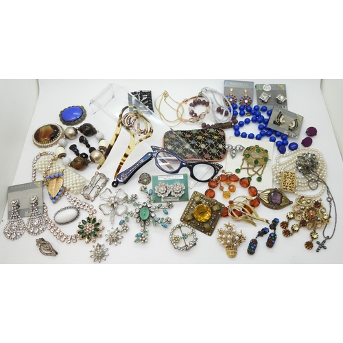 860 - A collection of vintage costume jewellery to include a pair of metallic blue acrylic and diamante 'C... 