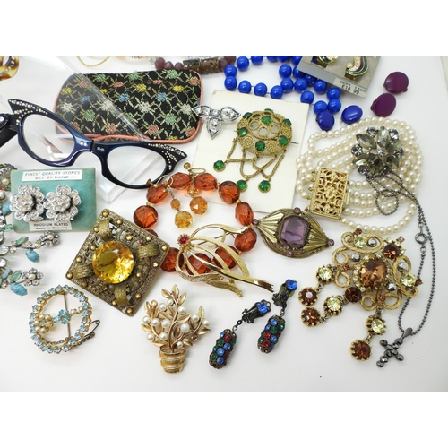 860 - A collection of vintage costume jewellery to include a pair of metallic blue acrylic and diamante 'C... 