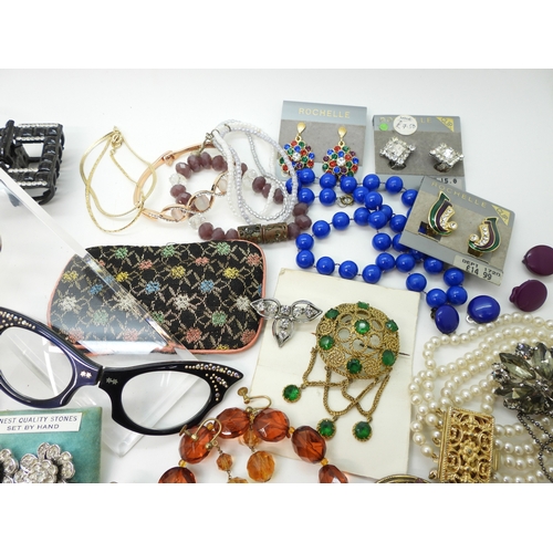 860 - A collection of vintage costume jewellery to include a pair of metallic blue acrylic and diamante 'C... 