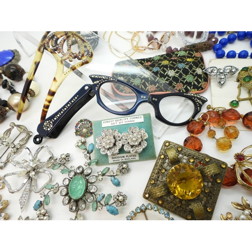 860 - A collection of vintage costume jewellery to include a pair of metallic blue acrylic and diamante 'C... 