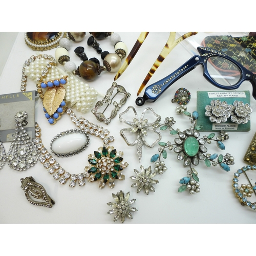 860 - A collection of vintage costume jewellery to include a pair of metallic blue acrylic and diamante 'C... 