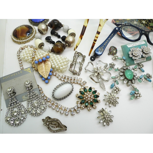 860 - A collection of vintage costume jewellery to include a pair of metallic blue acrylic and diamante 'C... 