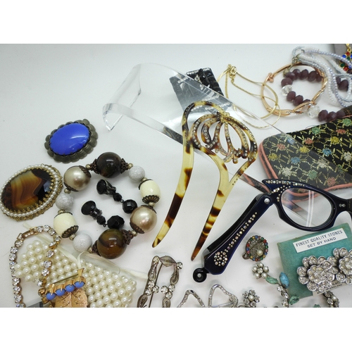 860 - A collection of vintage costume jewellery to include a pair of metallic blue acrylic and diamante 'C... 