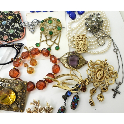 860 - A collection of vintage costume jewellery to include a pair of metallic blue acrylic and diamante 'C... 
