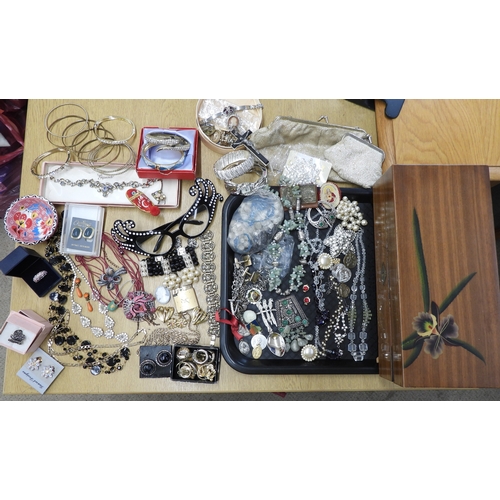 862 - A collection of vintage costume jewellery to include a three little birds brooch, items by Exquisite... 