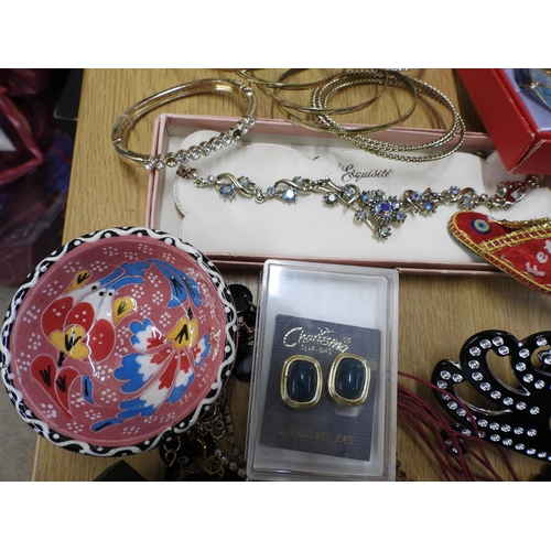 862 - A collection of vintage costume jewellery to include a three little birds brooch, items by Exquisite... 