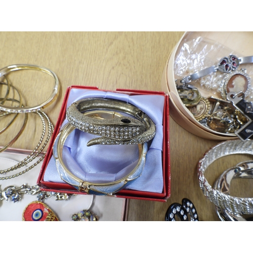 862 - A collection of vintage costume jewellery to include a three little birds brooch, items by Exquisite... 