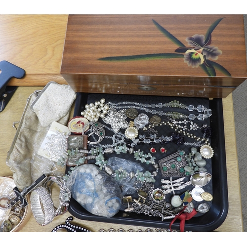 862 - A collection of vintage costume jewellery to include a three little birds brooch, items by Exquisite... 