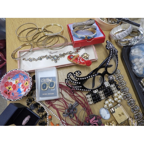 862 - A collection of vintage costume jewellery to include a three little birds brooch, items by Exquisite... 