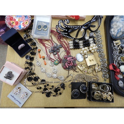 862 - A collection of vintage costume jewellery to include a three little birds brooch, items by Exquisite... 