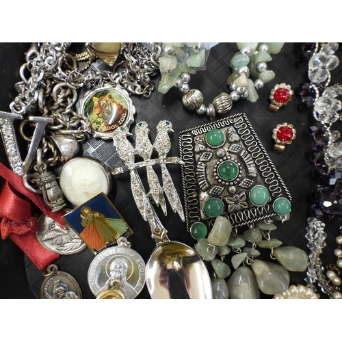862 - A collection of vintage costume jewellery to include a three little birds brooch, items by Exquisite... 