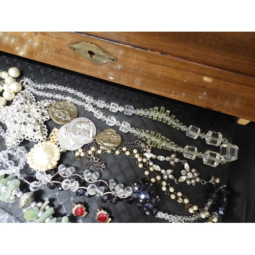 862 - A collection of vintage costume jewellery to include a three little birds brooch, items by Exquisite... 