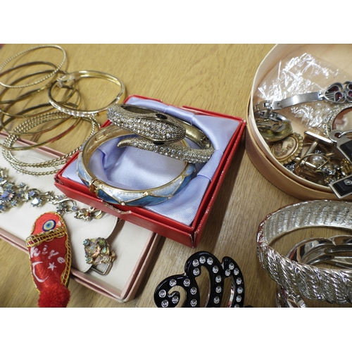 862 - A collection of vintage costume jewellery to include a three little birds brooch, items by Exquisite... 