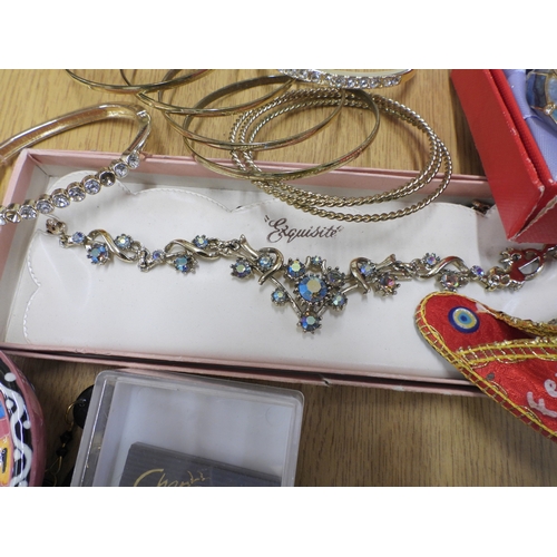 862 - A collection of vintage costume jewellery to include a three little birds brooch, items by Exquisite... 